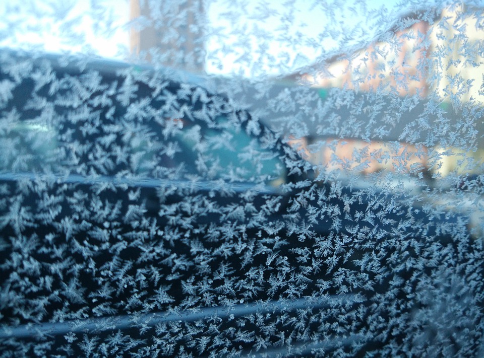 Cómo quitar el hielo del parabrisas del coche